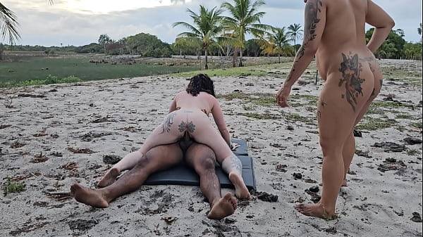EU E MINHA AMIGA SAIMOS PRA DAR O CU EM UM TERRENO BALDIO NA FAVELA